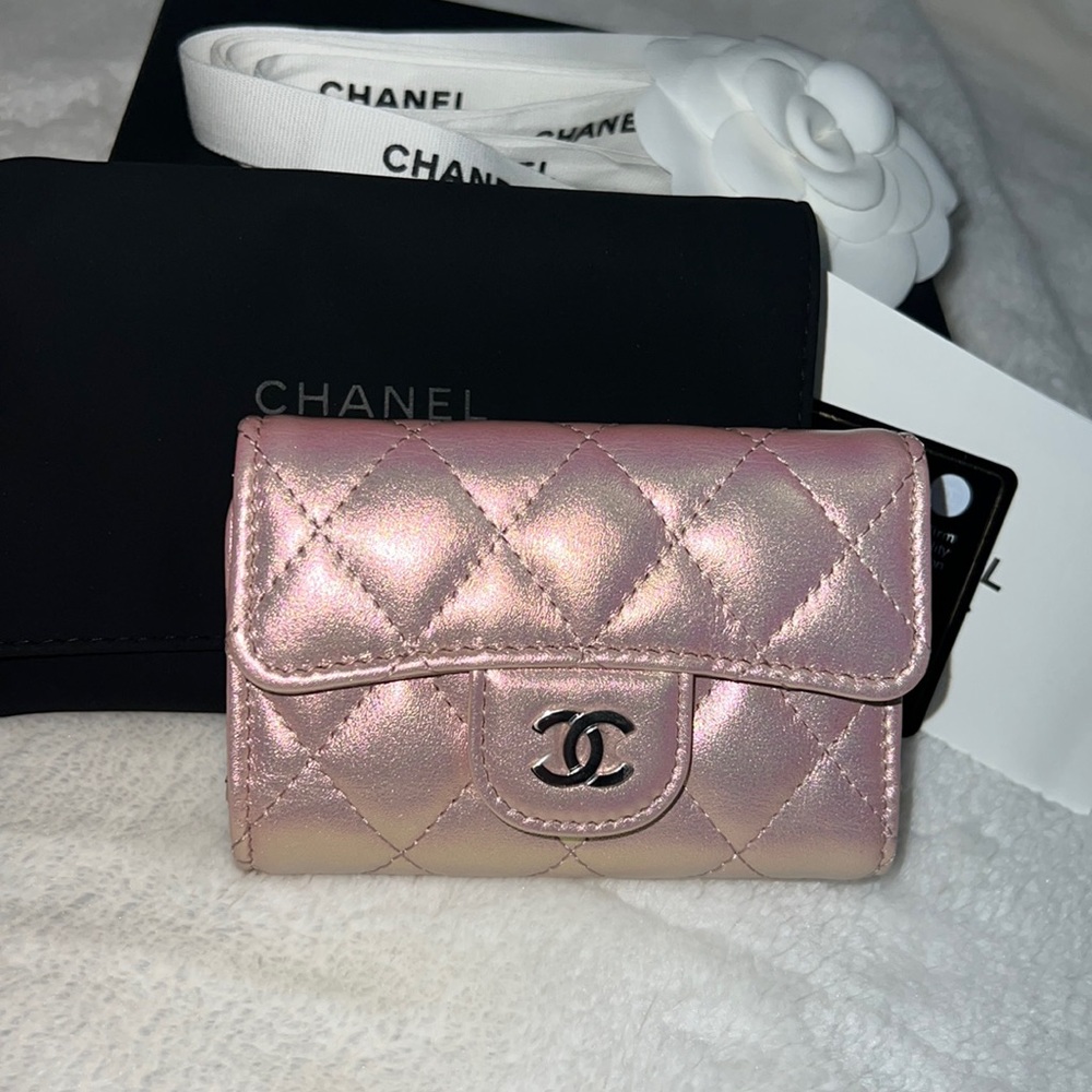 SOLD. 🌸 Chanel Iridescent Pink Key Holder 21K 🌸 - Picture 2 of 16